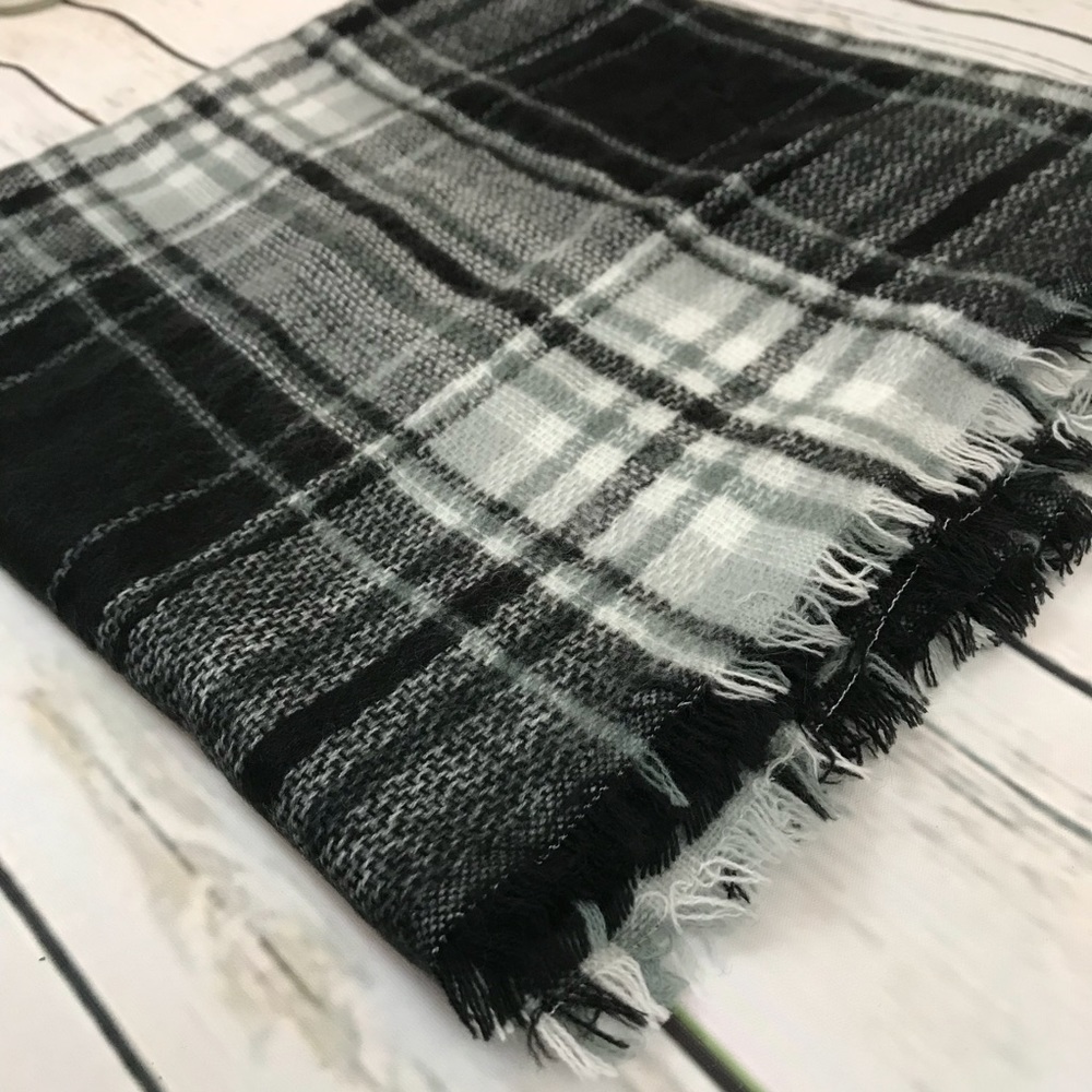 🚫Sold🚫Black and Grey Plaid Fringed Tartan Scarf - Picture 2 of 6